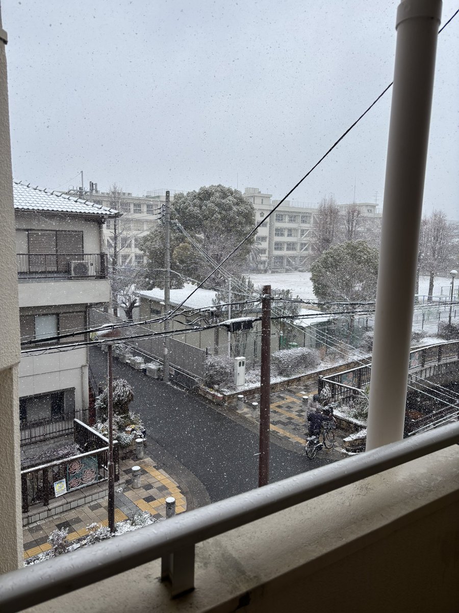 大阪ってこんなに雪降るん！？
今日は微笑end'sスタジオ、いってきます！