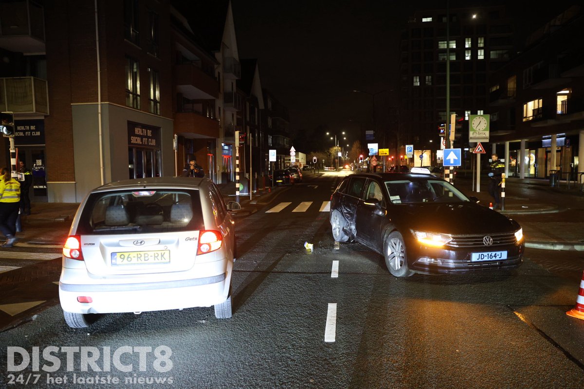 Aanrijding tussen auto en taxi op Damlaan in Leidschendam