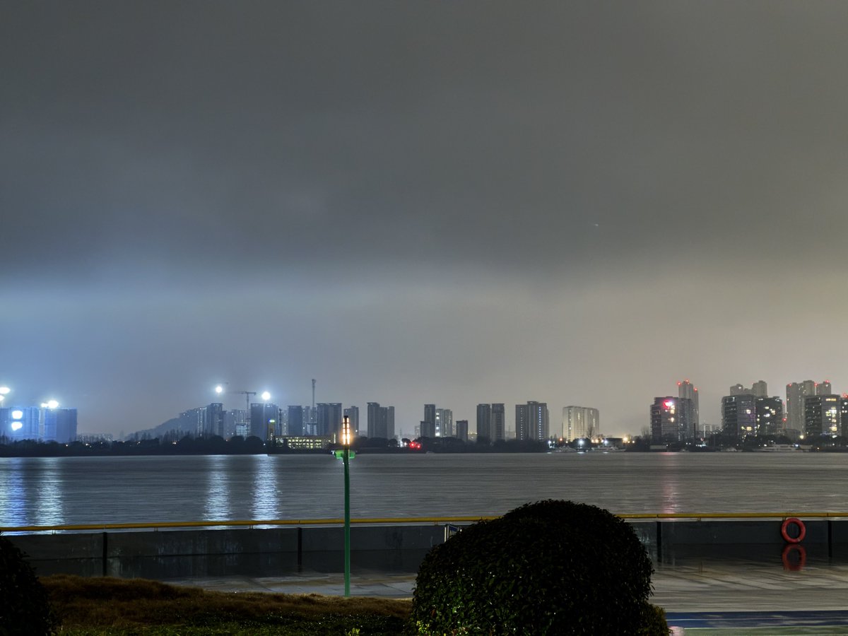 xujh666's tweet photo. 雨夜 https://t.co/PZMHpqrq2U