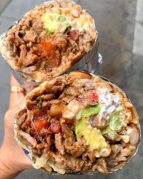 aaronmemon's tweet photo. look at this beautiful carne asada super burrito https://t.co/FCq9kyhFyT