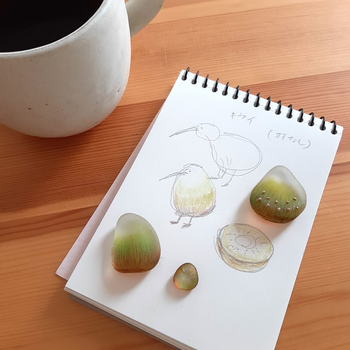 完成しました🥝 シーグラスと貝殻で仕立てた「キウイ」。 Creema