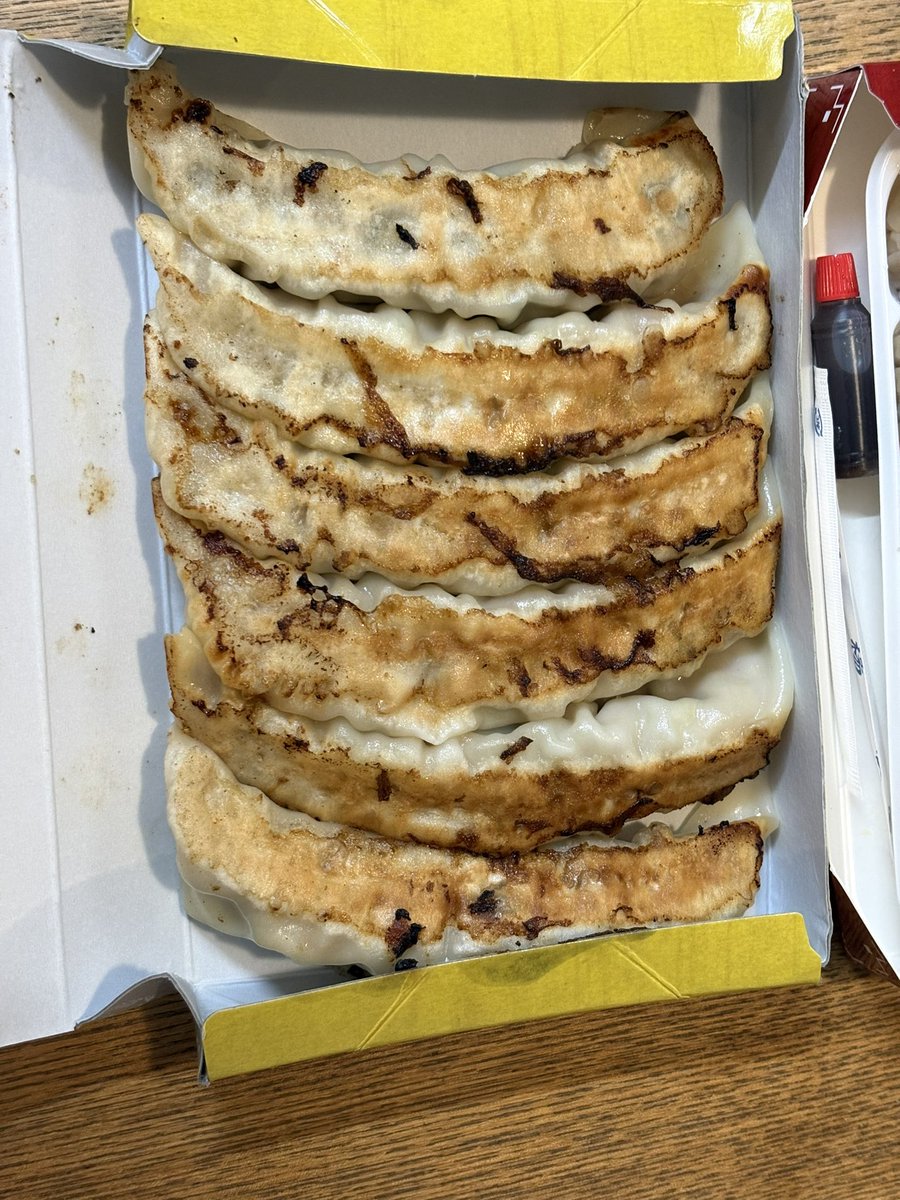akipiano's tweet photo. 姫路でしか手に入らない御座候の餃子と焼売　結構おいしくので他の地域にも出さないかな https://t.co/A97RXx0yJL