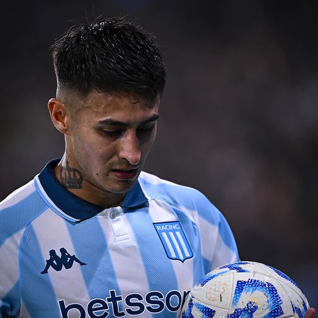 Racing en estas 4 fechas tiene 5 goles. Este muchacho participó en 4 de esos 5. No solo es el mejor en su puesto sino que es uno de los mejores jugadores del pais.