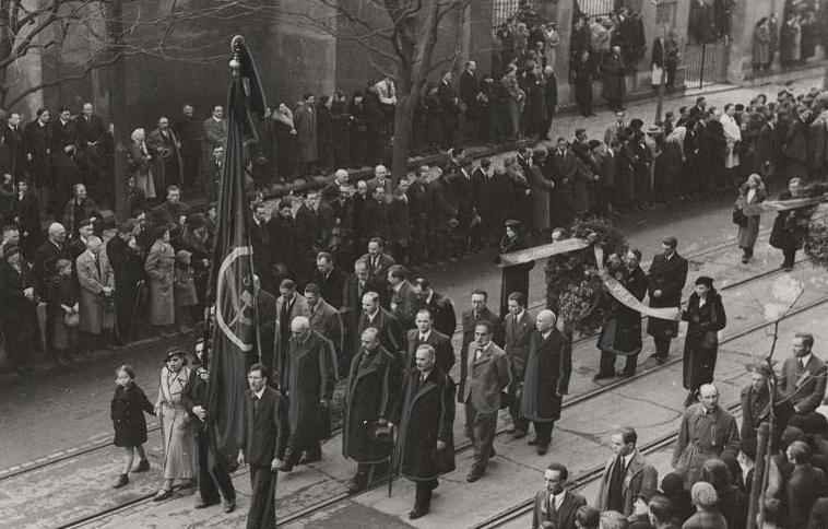 Ależ perła.

Sztandar O.K.R.P.P.S. Niesie A.Ciołkosz, obok żona Lidia. W ostatnim rzędzie K.Świtalski (?), za nim J.Stańczyk. Od prawej K.Pużak, następny S.Dubois.
Otwierają 40 tys. pochód na pogrzebie "semperitowców" 25.03.1936