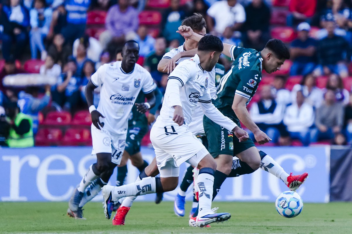 🟦⚪Los  #GallosBlancos hicieron pesar la #Corregidora 🏟️ y vencieron 2-0 a #León 🦁 para quedarse con el #ClásicoDelBajío.  Este es el Primer triunfo como local para #Querétaro y Primer victoria en la nueva era del técnico  Esteban González ⚽🔥
