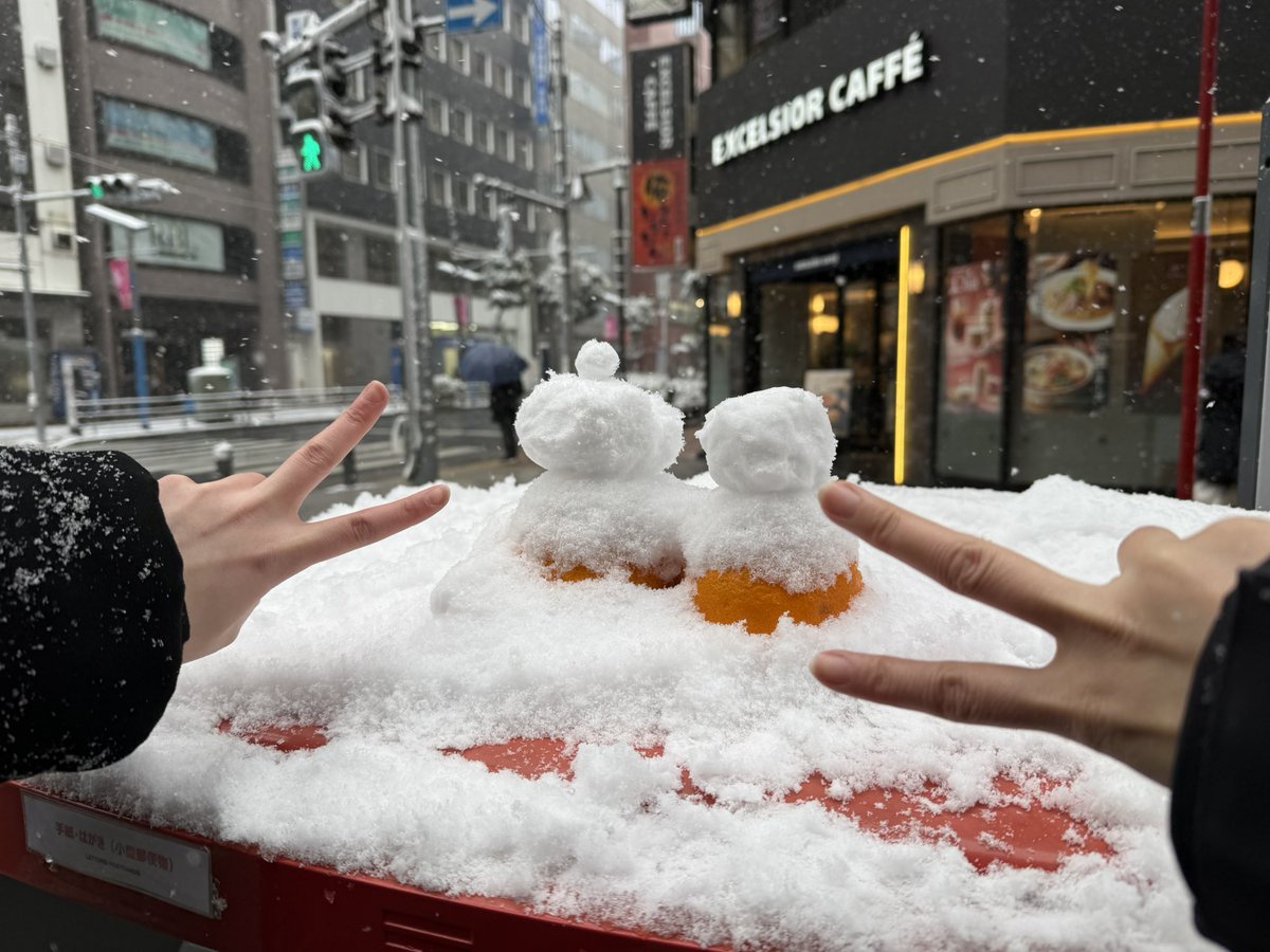 劇場向かってる時に花梨ちゃんと遭遇して
ポストに乗っていた謎のみかんを
雪だるまにしてきました⛄️⛄️

ぜひ探してみてね😶🫧