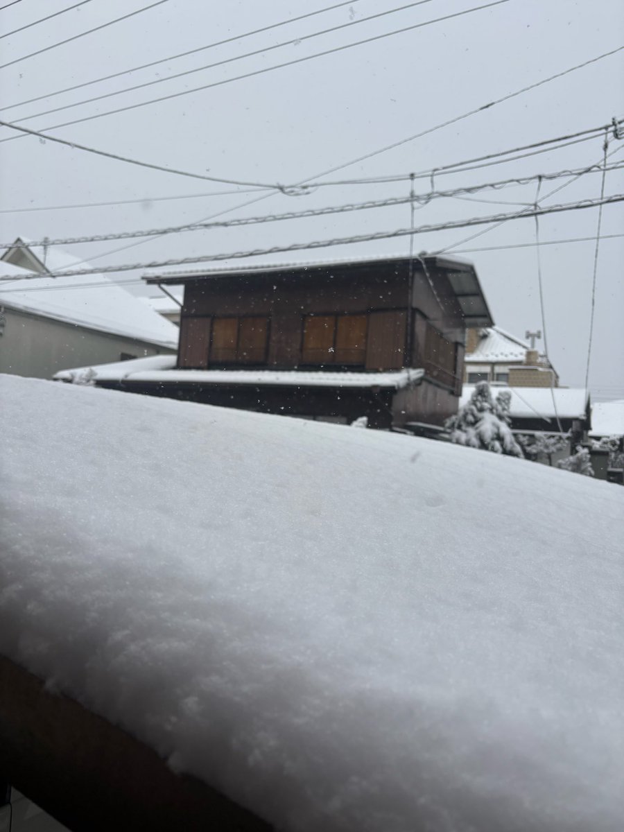 emachu_i's tweet photo. 雪やばー https://t.co/iuuQRjVEea