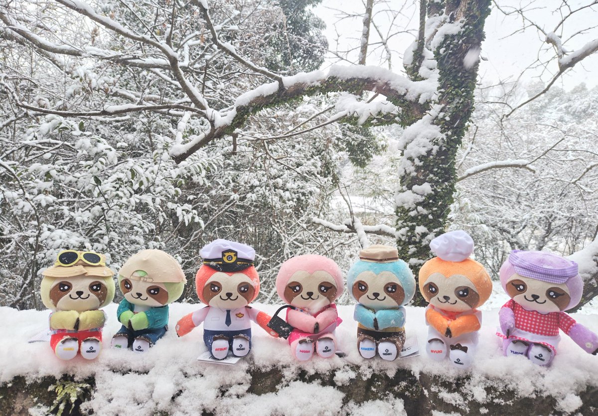 撮影中も降り続いた雪！☃

そもそも雪が降ることが珍しい地方なので、テンション上がっちゃった！
ぬいさんたち、初お披露目が雪の中で寒そうでしたが、７人はプロなので頑張ってくれました😂

#GENIC さんたち、ありがとうございました♫
💛💚❤🩷💙🧡💜