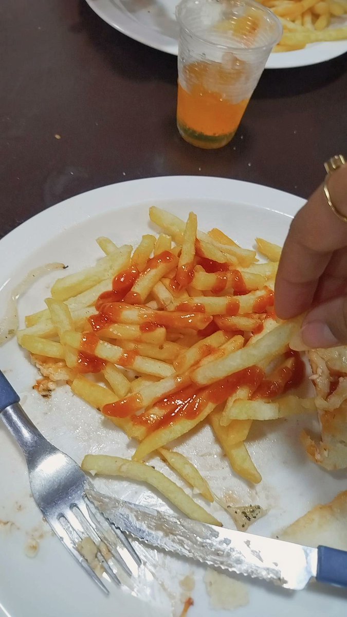 Tava cansada e ainda faria o jantar, meu marido me perguntou se eu tava com muita fome mesmo e eu disse sim. O bonito me trouxe pro rodízio e tá me entupindo de comida. Quando o gatinho quer agradar ele dá show 🥹👏🏼🤍
