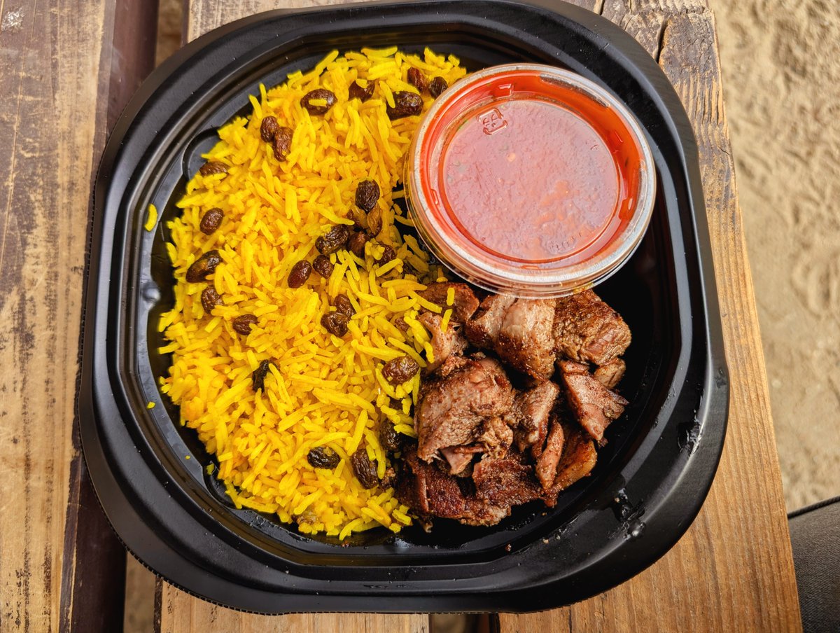 アフター万博『ラムマクブース(クウェート館料理)』
12月に🇰🇼館シェフが開業した「Expo KUWAIT KITCHEN」。テイクアウト専門で、谷町九丁目から徒歩10分程

秘伝のスパイスを使ったマクブース(2000円)は、東京からリピートしたくなる美味しさでした!
愛を感じる万博写真やミャクミャクも。お昼にぜひ🙋