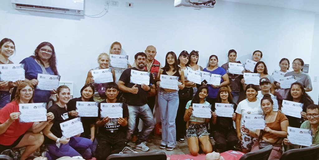 LicOrtegasan's tweet photo. Mas vecinos se suman al grupo de Amigos Aprendiendo a Salvar Vidas @adribaran @enfervalencia @Soca_BA @SIAC_cardio @milena_mate @Vm0rin @drdanielcaina @FavaloroSAMIC @emergenciasAR @crc_RCP @Soca_BA @davidca2708 @Eli_0402 @Enf_Actual @CanalEnfermeria @INADEAOK @acuaticarcp https://t.co/IFbkc5y3rl
