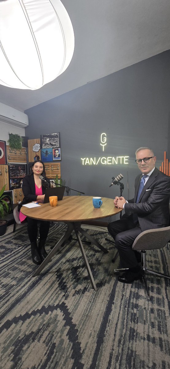 Cableviagt's tweet image. Hay conversaciones que cambian cuando entran los datos a la mesa.
El podcast dejó algo claro:
el problema no era la pregunta, era no conocer la respuesta.
O como décimos los Chapines "Dato mata relato"