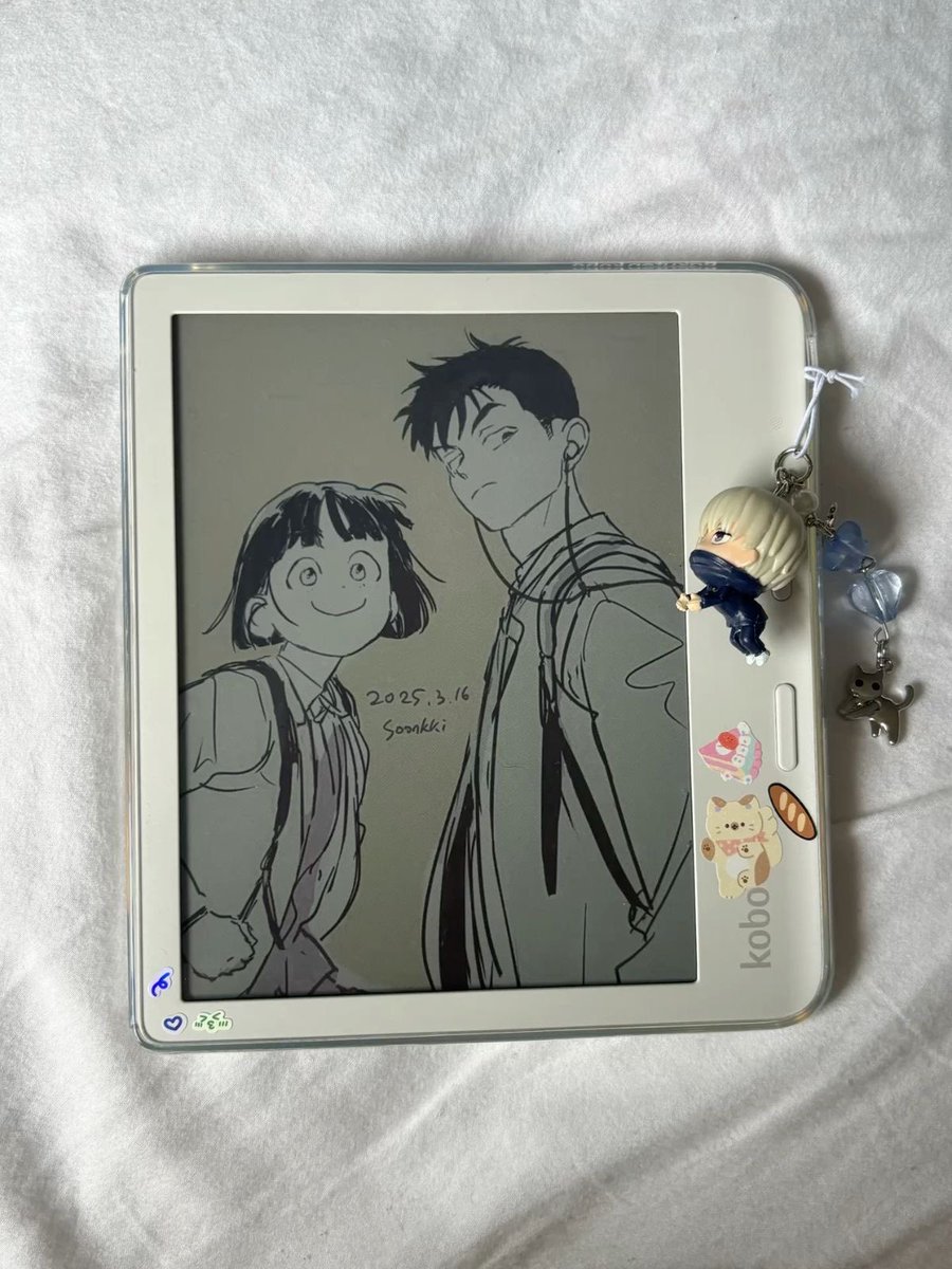 lixirlai's tweet image. i love my tiny kindle but i want a kobo so bad look at the potential
