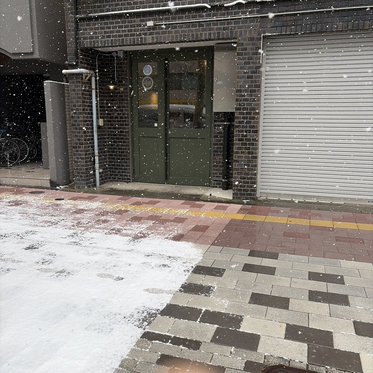 LinKuBag's tweet photo. 歩道の雪かきをしなきゃと思って早めに来ましたが、心配したほどではない https://t.co/kV7SRb2UHG