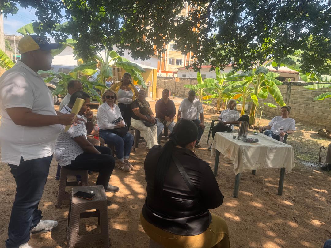 ADZulia_Oficial's tweet photo. AD Zulia realiza reunión de organización con la presencia de su Sec. General Seccional el Licenciado Luis Matheus, acompañado por miembros del C.E.S, siguiendo con el plan de Activismo Político Seccional con nuestra dirigencia municipal y parroquial del Municipio Machiques. https://t.co/t0DtHsO1AI