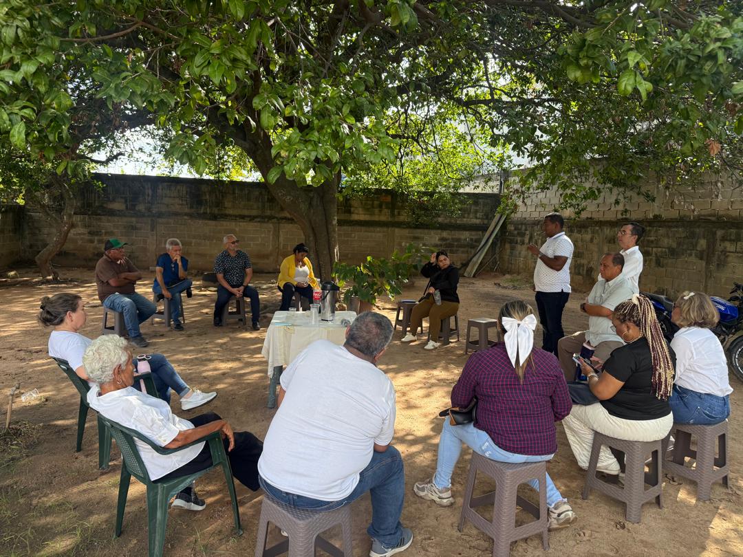 ADZulia_Oficial's tweet photo. AD Zulia realiza reunión de organización con la presencia de su Sec. General Seccional el Licenciado Luis Matheus, acompañado por miembros del C.E.S, siguiendo con el plan de Activismo Político Seccional con nuestra dirigencia municipal y parroquial del Municipio Machiques. https://t.co/t0DtHsO1AI
