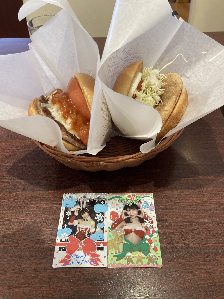 最新チェキで少し早い昼食。
モスバーガーでガーリックトマトの鳥竜田バーガー🍔と定番のモスバーガー。
あいちゃん、これがモスの新作だよ。
#チェキ飯　#一宮あい