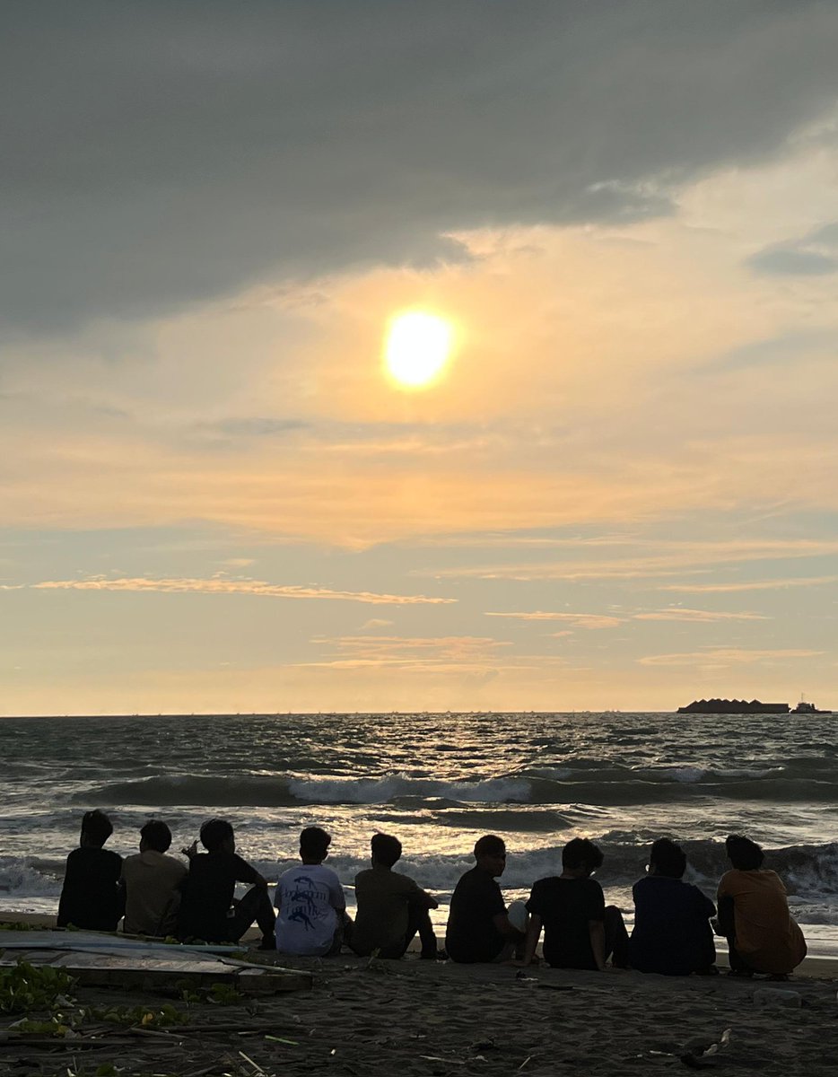 crunoash's tweet photo. don't know where i'm gonna be two years from now, but i pray to god it's somewhere with a beautiful view and with them, arthavesa. https://t.co/oqpQekZiVo