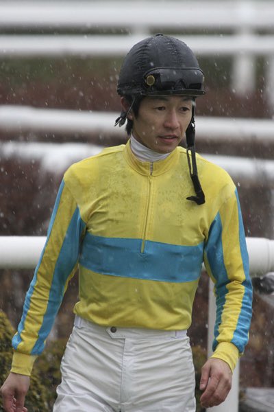 2008年2月9日の京都競馬場も、第2レース後、中止
この週末は降雪による中止が多いですね
この日、#武豊 騎手は、視界の悪い事も見越してか、1、2レースを逃げ切りで勝利
その勝利の一つは、#フィニフティ のお母さんである #ココシュニック でした

#ディアアゲイン
