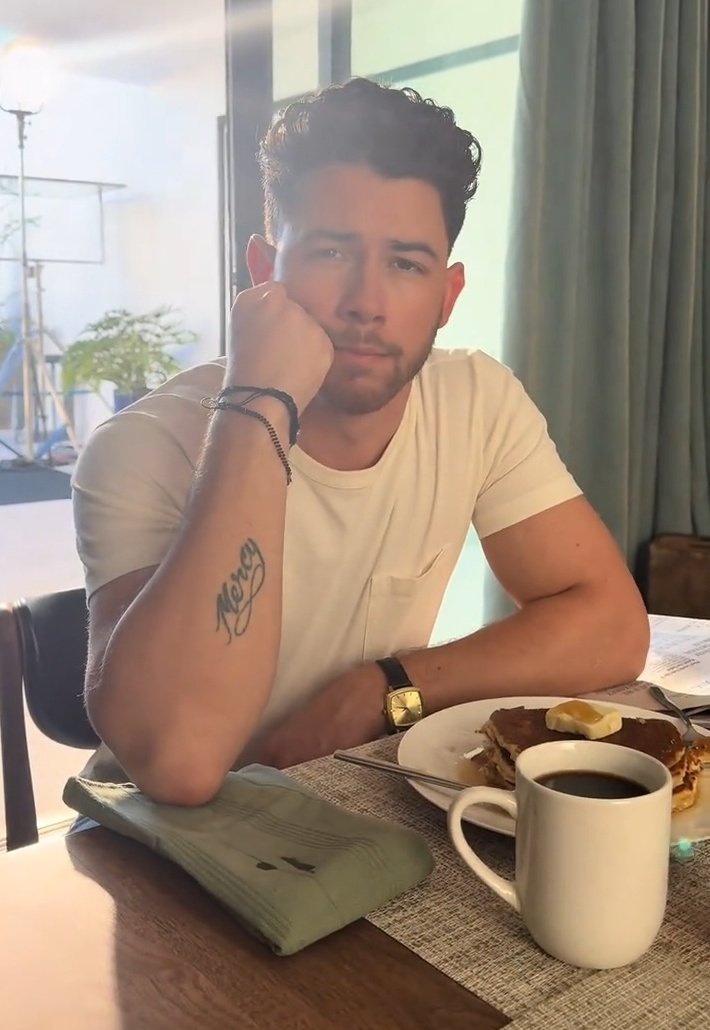 strawbsxjonas's tweet photo. Sigh he's dreamy 🫠 @nickjonas https://t.co/KE7FgEg7uD