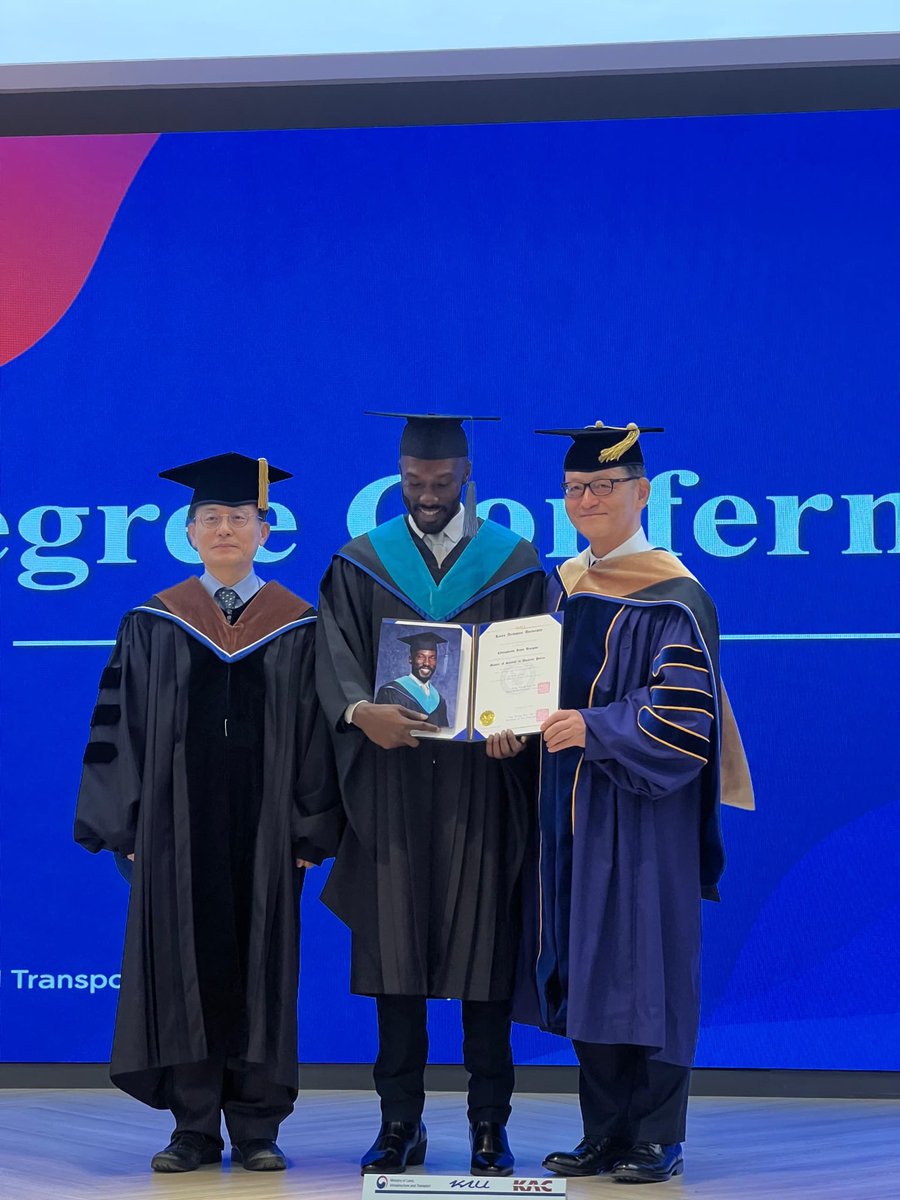 pststevejesse's tweet photo. 2 months ago, I graduated from KAU with my MSc in Aviation Policy; GOD IS GRACIOUS AND KIND https://t.co/x2e5JW5dFI