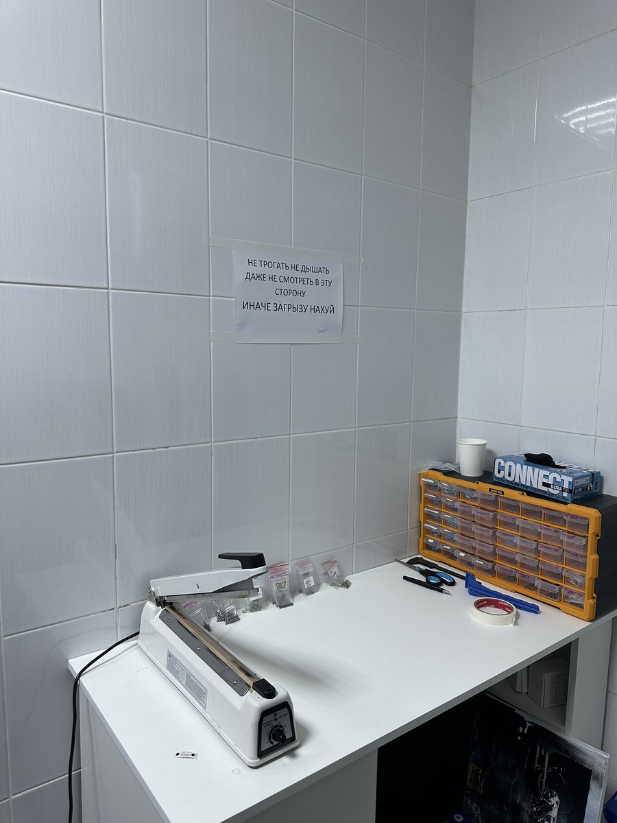 KilljoyPretty's tweet image. Были применены воспитательные меры к татуировщикам в студии, в которой я помогаю с пирсингом. Если, когда я приду в следующий раз, на столе будет что-то левое, я не только загрызу, но и отпизжу и обоссу