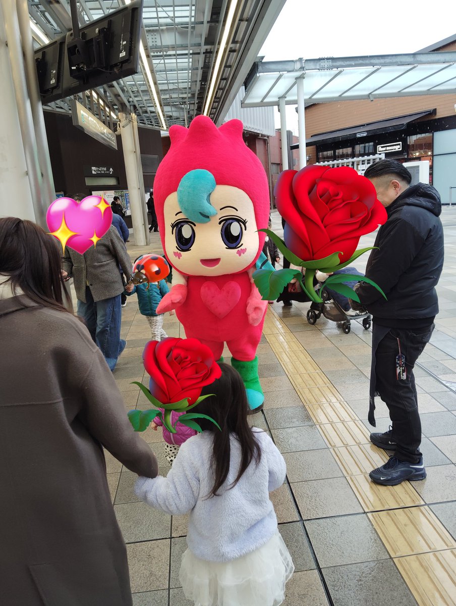 3tNJ4qRITbscUFq's tweet photo. 昨日、マサキチと拓ちゃん見たさに、クランベリー町田へ行って来ました✨着いた瞬間可愛いゆるキャラがいた😍寒い中ずっと笑顔でオムライス配ってファンサすごかった👏👏💞
#塩田将己 
#松岡卓弥
#SHOW_WA
#MATSRI 
ランチは　#てっぱんのスパゲッティ https://t.co/2O8aV00bdn