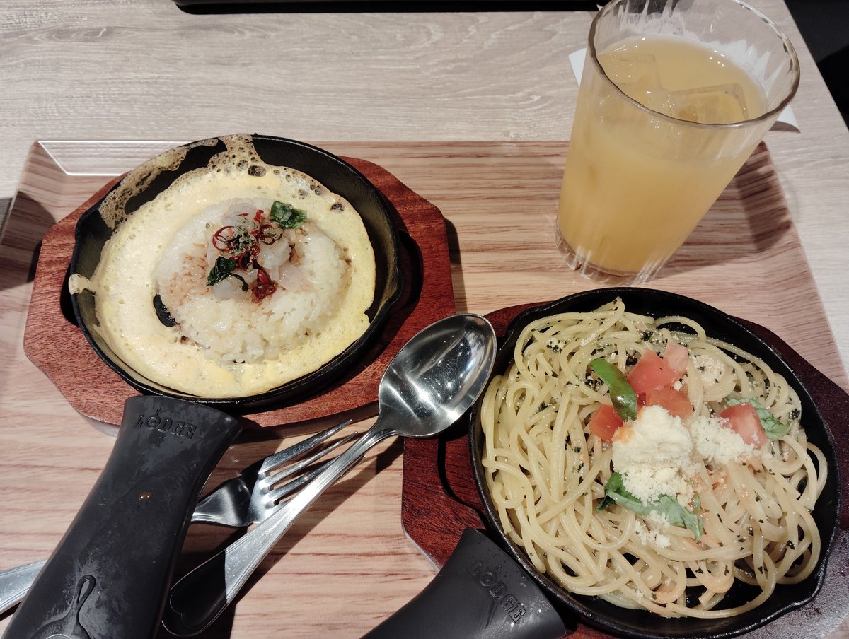 3tNJ4qRITbscUFq's tweet photo. 昨日、マサキチと拓ちゃん見たさに、クランベリー町田へ行って来ました✨着いた瞬間可愛いゆるキャラがいた😍寒い中ずっと笑顔でオムライス配ってファンサすごかった👏👏💞
#塩田将己 
#松岡卓弥
#SHOW_WA
#MATSRI 
ランチは　#てっぱんのスパゲッティ https://t.co/2O8aV00bdn