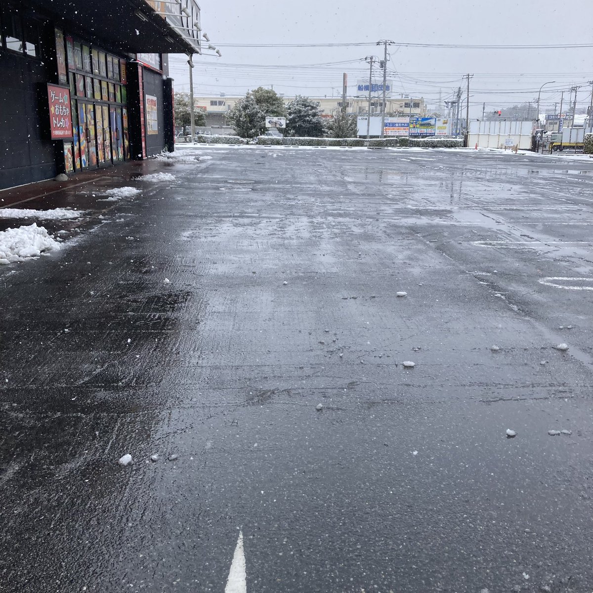 narakantoreca's tweet photo. 【トレカコーナー】
メタルクロー
トレカキャッチャー
復活稼働中✨

駐車場はみんなで雪かきをしましたので、いまのところ入ってこれます❄️
お気をつけてご来店ください。 https://t.co/HlYMqxdtfl