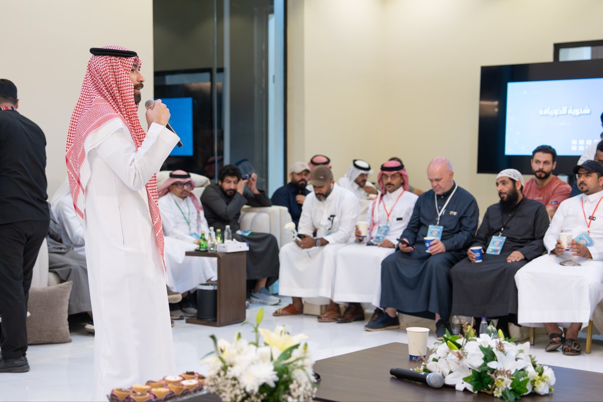 mmaaggg's tweet photo. شتوية الضيافة | جازان 

تشرفت بالمشاركة في شتوية الضيافة التي أقامتها جمعية ملاك المطاعم والمطاعم @RCOA_sa @A_aldeyafa   بمنطقة جازان 
حيث تخللت هذه الفعالية زيارات متعددة ولقاءات متنوعة ونقاشات هادفة وورش عمل عديدة حول استراتيجيات أعمال الضيافة وتشخيص التحديات في القطاع وتبادل الخبرات والأفكار بين المشاركين من رواد الاعمال لتحويل المفاهيم إلى قرارات والأفكار ألى خطوات قابلة للتنفيذ 

وللإطلاع على الحراك المهني والإقتصادي بمنطقة جازان، 
حيث اختتمت هذه الشتوية بزيارة لشاطئ جيدانة التابع للهيئة الملكية للجبيل وينبع @RCJY1 وكانت الزيارة قراءة واقعية للفرص والإمكانات الإستثمارية والدعم أللا محدود من القيادة الرشيدة لجميع القطاعات للوصول بالمملكة إلى مصاف دول العالم 

 واختتمت هذه الزيارة بلقاء تعارف ودي شهد إقبالاً وحضوراً لافتاً في مجلس الهيئة @RCJY1 تخلل اللقاء قراءة واقعية للفرص ونقاشات مباشرة أتاحت تقاربًا حقيقيًا بين رواد الأعمال وحوارات خرجت من إطار الحديث العام إلى تبادل معرفي من الواقع العملي أسهمت في نشوء روابط مهنية جديدة تُضاف إلى منظومة المجتمعات الإقتصادية والأعمال التابعة للجمعية.
