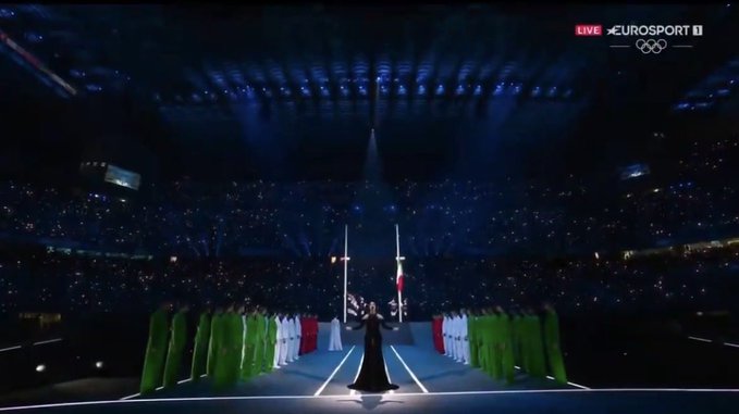 París intentó ser moderno. Milano eligió ser eterno.
La diferencia es cultural.