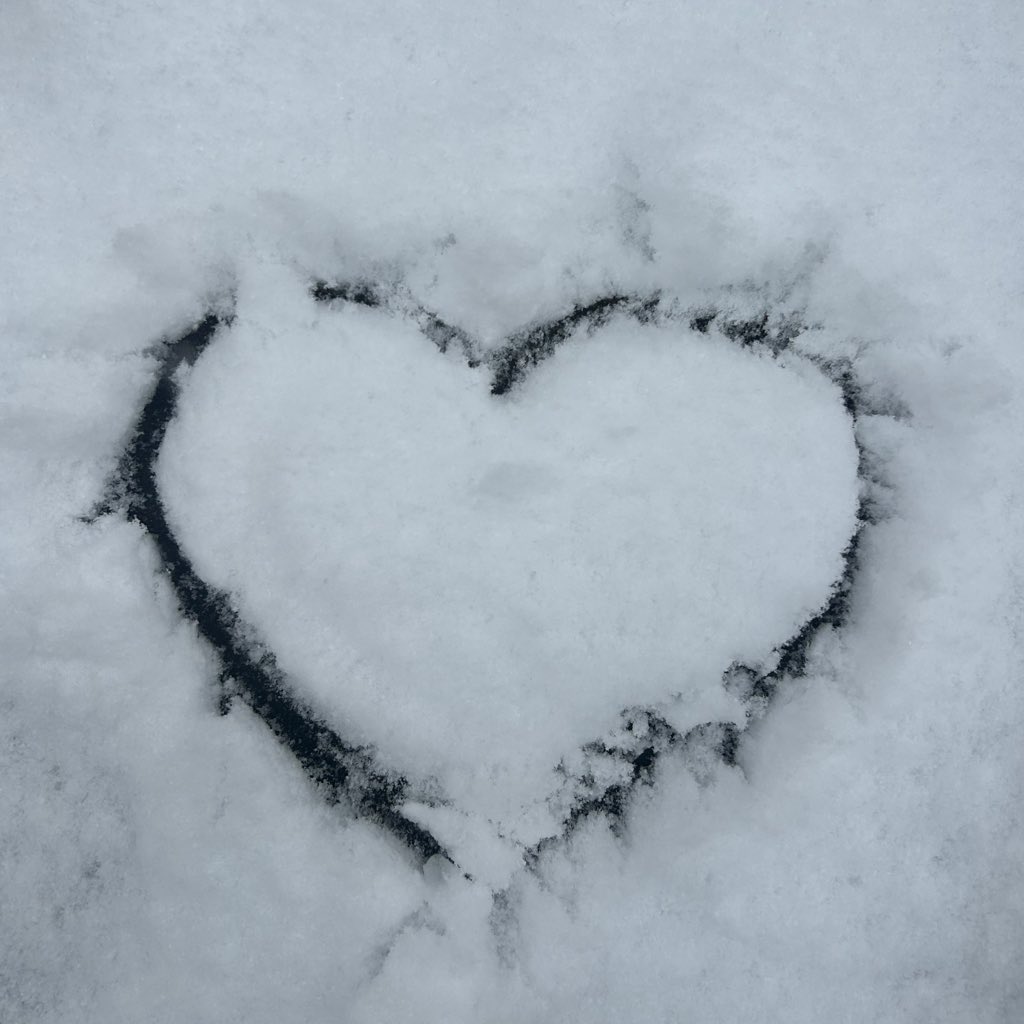 도쿄에 눈이 온다 <a href="/jaybnow_hr/">JAY B</a> ❄️

its snowing in tokyo🗼
(we barely have snow here thats why im excited)