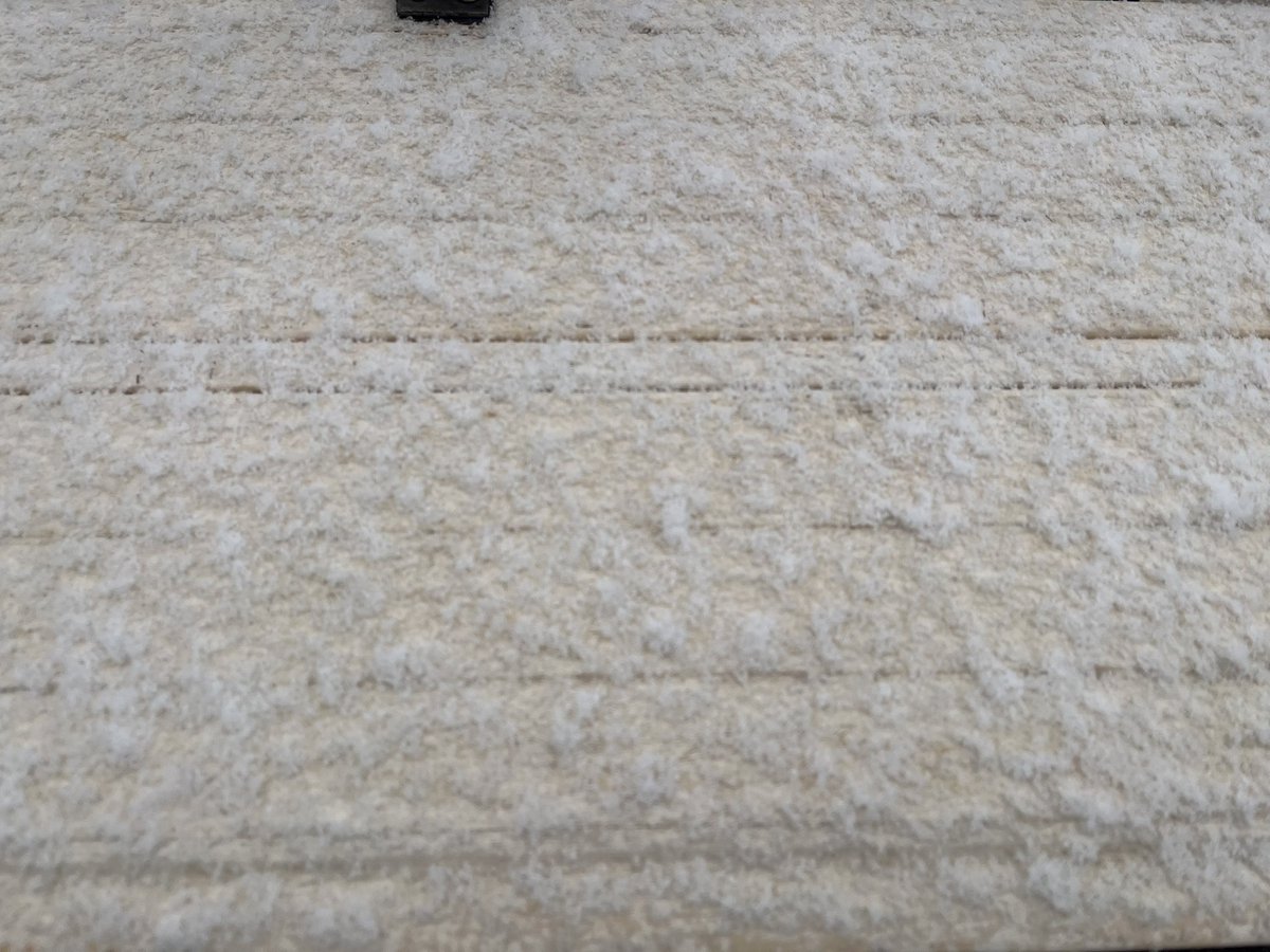 Varioushobbies's tweet photo. 大阪雪降ってる❄️
寒〜！
#雪
#大阪 https://t.co/JnwZDdp7zu
