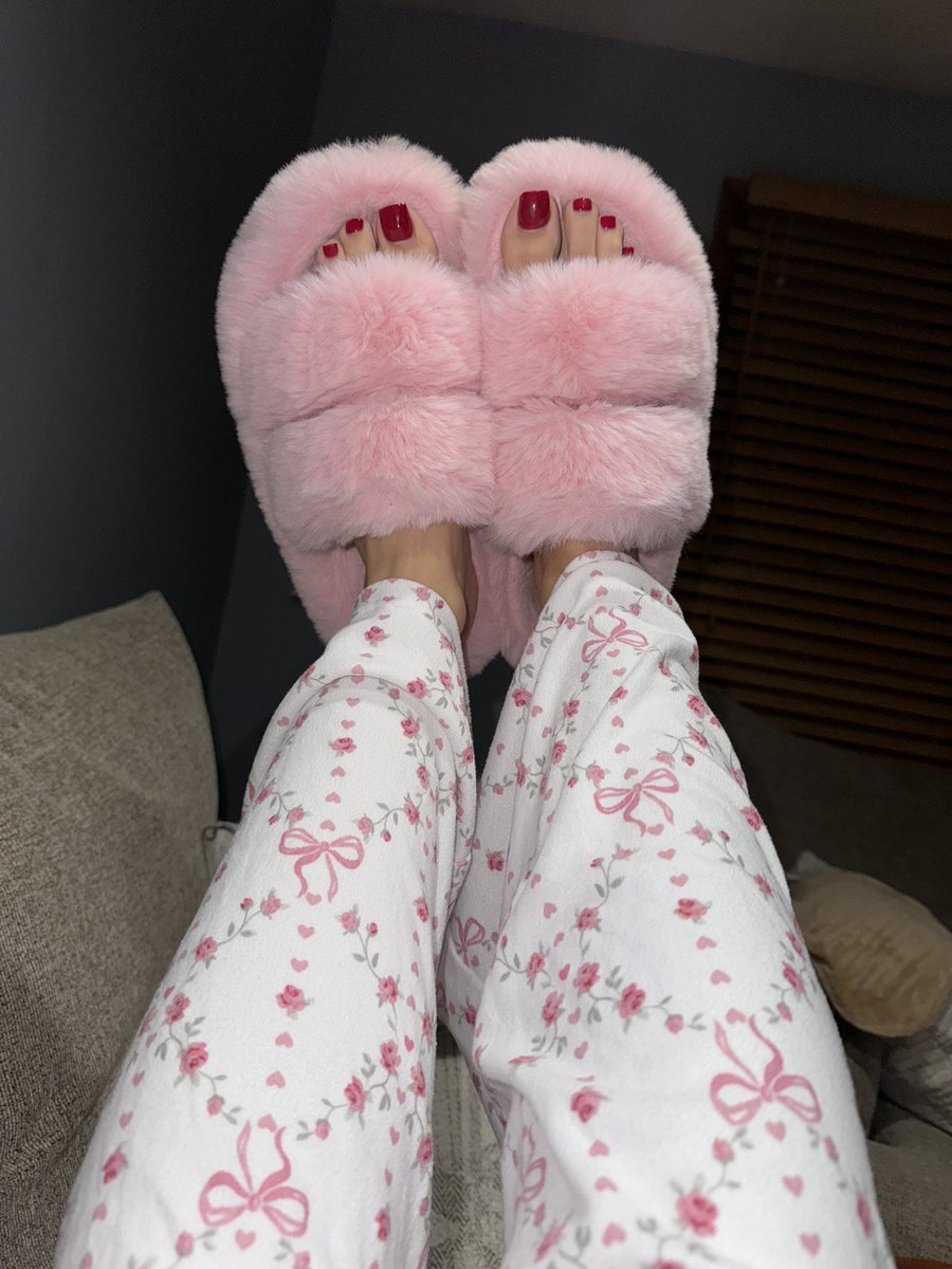 Face mask &amp; fuzzy slippers on, penjamin in hand, heating pad on full blast, watching love island all stars 🥰