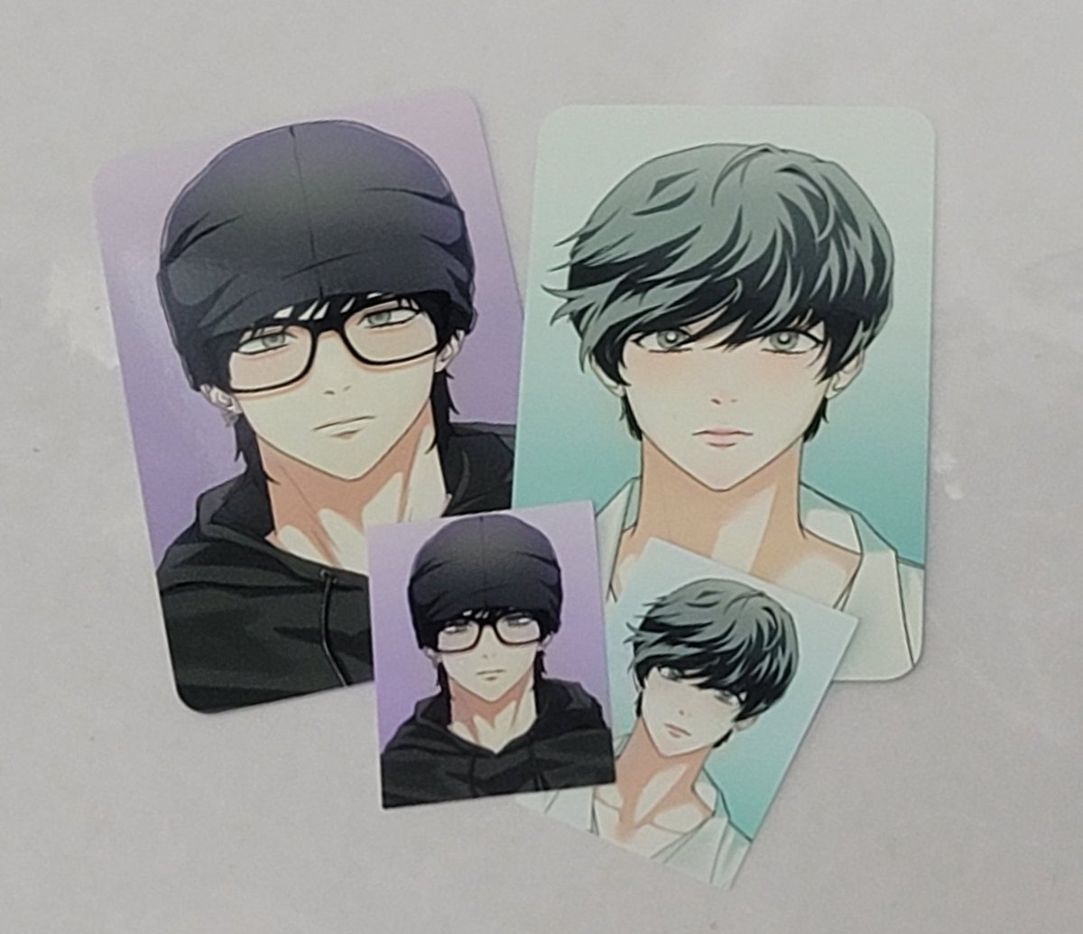 쟹이생일 맞춰 도착한 쥬쥬님 포카,증사!! 넘 예뻐효.., 감사합니다ㅠㅠㅜㅜ❤️ 어제 온 것 같은데 오늘 아침에 우편함에서 구출한😂 그래도 둘이 함께라서 춥진 않았을거에오..ㅋㅋㅋ 소중히 간직하겠습니다, 감사해요🫶