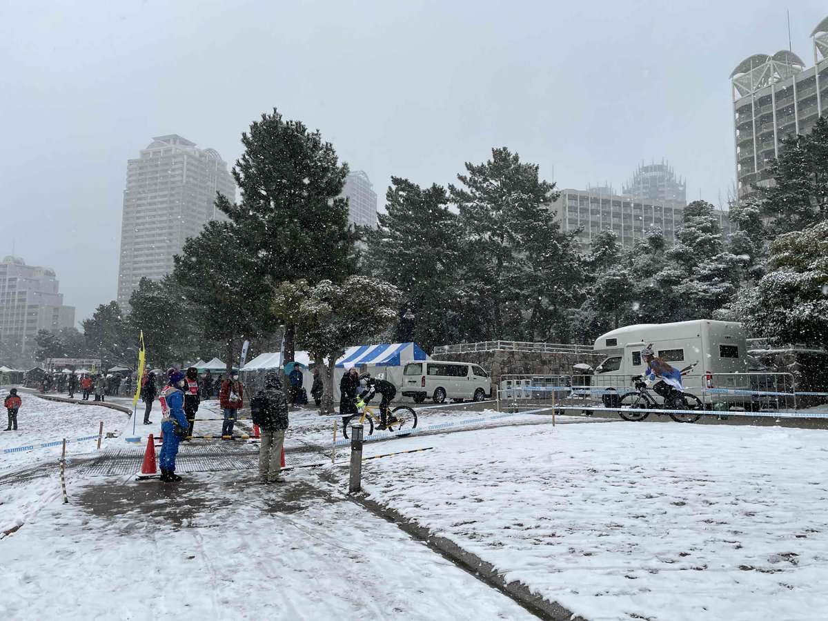 お台場海浜公園ではこの雪空のもと、自転車のレースが開催されていまし
