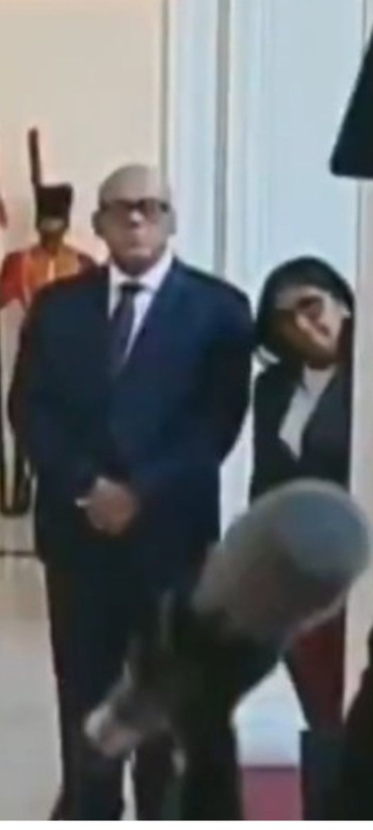 A ese par de asomados (nunca una foto habló tanto), la encargada de negocios de USA, la jefa inmediata de Delcy, primero los llamó Delcy y Jorge, a secas,y ahora, para que se arrechen más, los llamó "autoridades interinas". No son gobierno legítimo, no importa cómo se vistan.