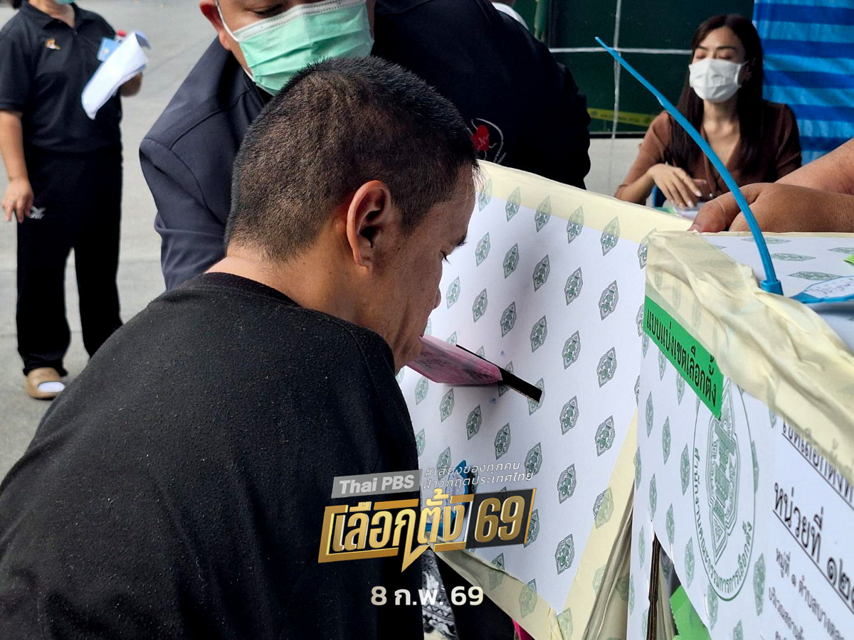 ThaiPBS's tweet image. คนพิการทยอยใช้สิทธิเลือกตั้ง 69 สะท้อนปัญหาคูหาเลือกตั้งแคบ ยังไม่เอื้อใช้สิทธิ

วันนี้ (8 ก.พ. 69) แม้การเลือกตั้ง 2569 จะมีการอำนวยความสะดวกต่อคนพิการมากขึ้น แต่ที่บ้านนนทภูมิ จังหวัดนนทบุรี ยังพบข้อจำกัดสำคัญ โดยเฉพาะพื้นที่คูหาที่คับแคบ ไม่เหมาะกับผู้ใช้รถวีลแชร์…