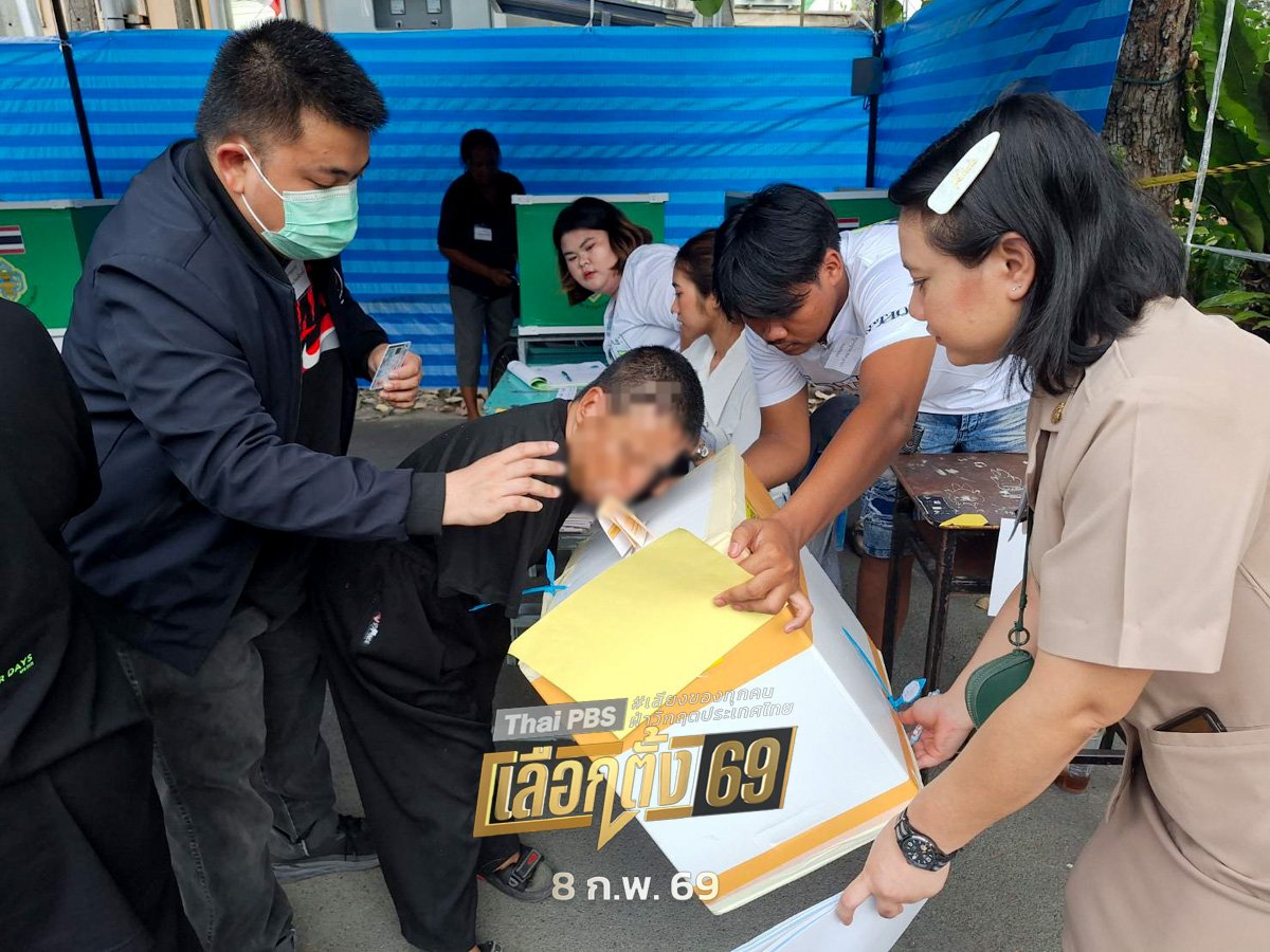 คนพิการทยอยใช้สิทธิเลือกตั้ง 69 สะท้อนปัญหาคูหาเลือกตั้งแคบ ยังไม่เอื้อใช้สิทธิ

วันนี้ (8 ก.พ. 69) แม้การเลือกตั้ง 2569 จะมีการอำนวยความสะดวกต่อคนพิการมากขึ้น แต่ที่บ้านนนทภูมิ จังหวัดนนทบุรี ยังพบข้อจำกัดสำคัญ โดยเฉพาะพื้นที่คูหาที่คับแคบ ไม่เหมาะกับผู้ใช้รถวีลแชร์