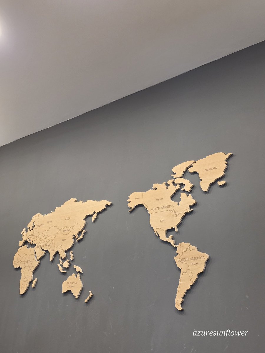 azuresunfl0wer's tweet image. 이 사진이 보이는 근처 테이블에 있습니다
카페 들어오셔서 카운터를 바라보고 왼쪽으로 올라오시면 바로 있는 테이블입니다!