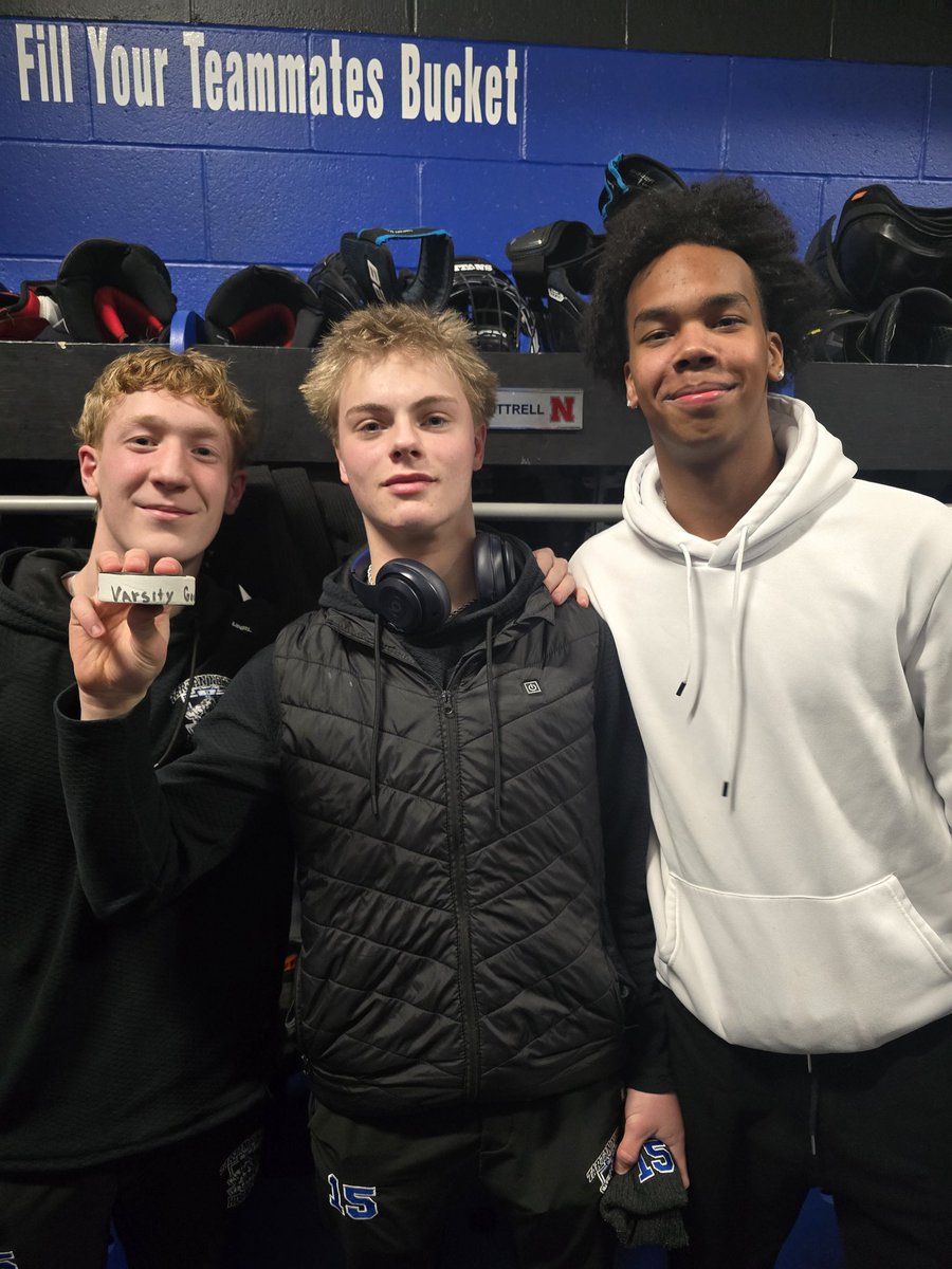 Congratulations to Tartan North defenseman Tyler Luttrell...with the puck. On his first Varsity goal! Surrounded by his entourage. ⚡️🐻‍❄️