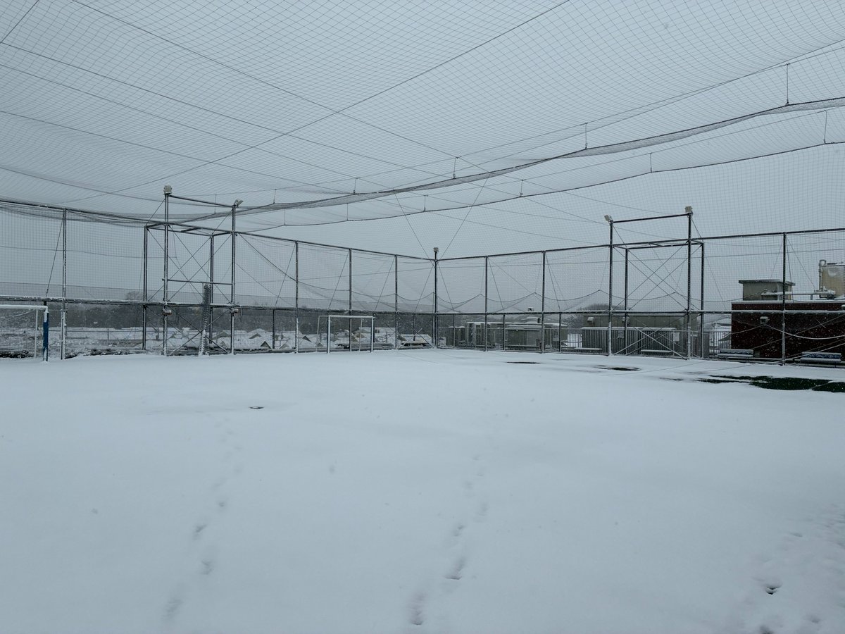 MarronTerrasse's tweet photo. 2月8日大雪警報です。三鷹市の富士山の見える屋上フットサルコート「マロンテラスパーク」は雪に覆われています。サッカースクール生募集中♪　#三鷹 #サッカースクール #マロンテラスパーク #フットサル #スポーツ施設 #サッカースクール無料体験 #サッカースクールjogar #キーパー #キーパースクール https://t.co/EK1V3YQkq9