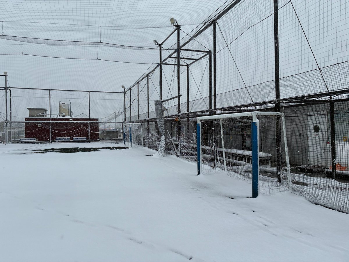 MarronTerrasse's tweet photo. 2月8日大雪警報です。三鷹市の富士山の見える屋上フットサルコート「マロンテラスパーク」は雪に覆われています。サッカースクール生募集中♪　#三鷹 #サッカースクール #マロンテラスパーク #フットサル #スポーツ施設 #サッカースクール無料体験 #サッカースクールjogar #キーパー #キーパースクール https://t.co/EK1V3YQkq9