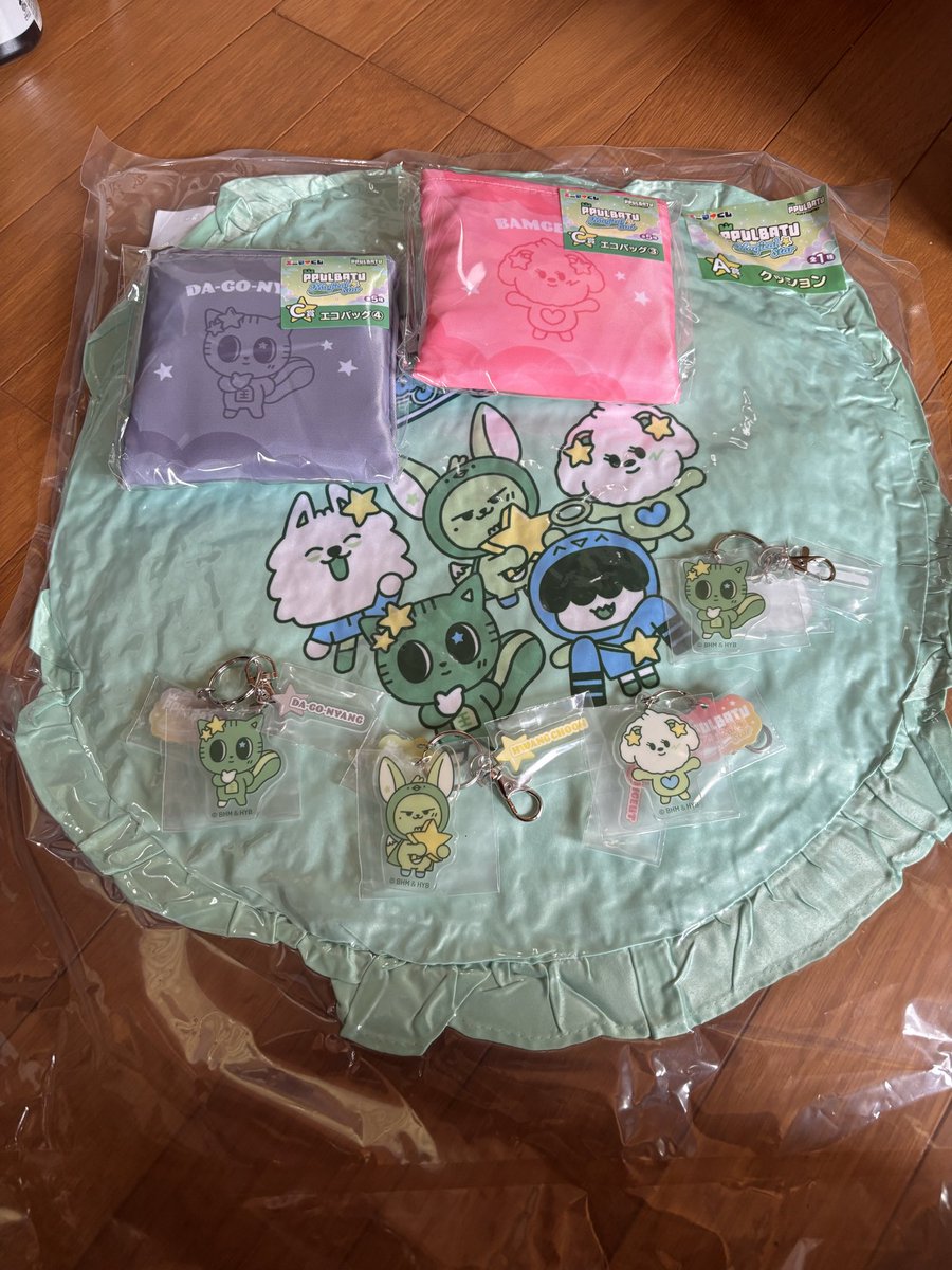 MgyX13's tweet photo. プルバトゥのエニマイくじフムニャリンの3種だけ狙って引いてきたけどアクキーしか出なかった https://t.co/mIEnd50Qtl
