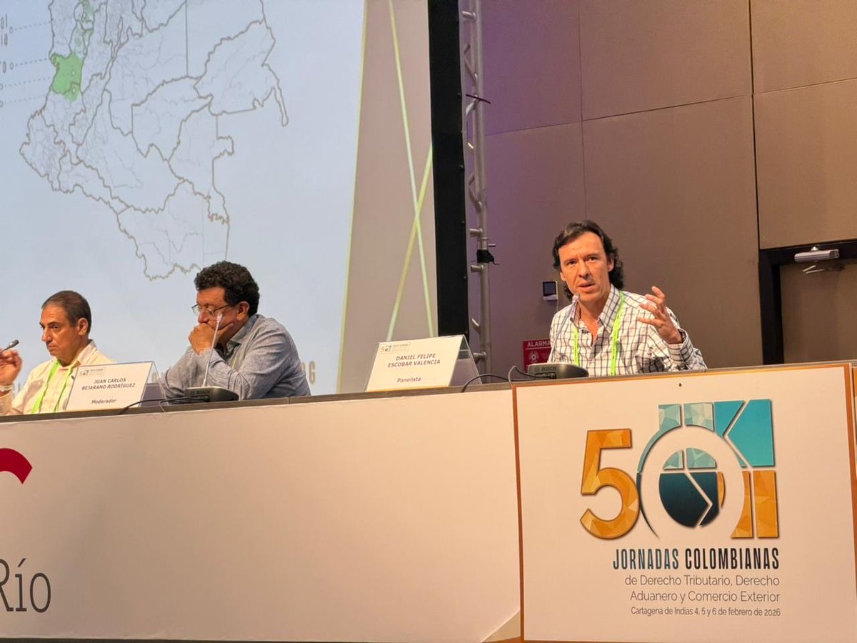 DanielFelipeEV's tweet photo. En las 50 Jornadas Colombianas de Derecho Tributario, Derecho Aduanero y Comercio Exterior lideradas por el ICDT conversamos sobre descentralización y tributación territorial, tres ideas principales del panel : 

• La descentralización en Colombia enfrenta una tensión estructural: autonomía territorial vs legalidad. En tributación, persiste un sistema de potestades derivadas subordinado a un marco legal fragmentado, anacrónico y plano frente a las diferencias territoriales.

• El diseño actual de la tributación territorial ha generado concentración del recaudo en pocos gravámenes, débil correspondencia entre competencias y financiación, alta litigiosidad y escasa adaptación a la economía digital y a las externalidades ambientales y urbanas.

• La profunda heterogeneidad territorial exige normas tributarias diferenciales, acordes con las capacidades administrativas y técnicas de cada entidad territorial. Un diseño asimétrico permitiría modular la autonomía fiscal según capacidades reales, generando mayor seguridad jurídica a contribuyentes y mayor eficiencia en las administraciones tributarias territoriales