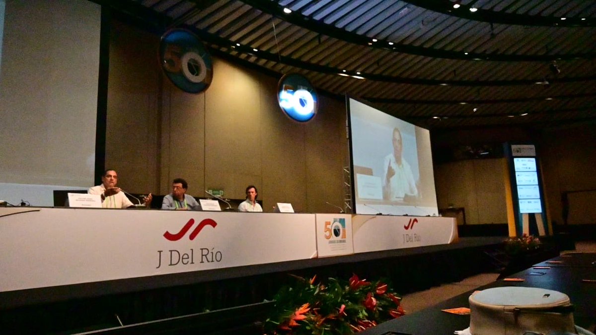 DanielFelipeEV's tweet photo. En las 50 Jornadas Colombianas de Derecho Tributario, Derecho Aduanero y Comercio Exterior lideradas por el ICDT conversamos sobre descentralización y tributación territorial, tres ideas principales del panel : 

• La descentralización en Colombia enfrenta una tensión estructural: autonomía territorial vs legalidad. En tributación, persiste un sistema de potestades derivadas subordinado a un marco legal fragmentado, anacrónico y plano frente a las diferencias territoriales.

• El diseño actual de la tributación territorial ha generado concentración del recaudo en pocos gravámenes, débil correspondencia entre competencias y financiación, alta litigiosidad y escasa adaptación a la economía digital y a las externalidades ambientales y urbanas.

• La profunda heterogeneidad territorial exige normas tributarias diferenciales, acordes con las capacidades administrativas y técnicas de cada entidad territorial. Un diseño asimétrico permitiría modular la autonomía fiscal según capacidades reales, generando mayor seguridad jurídica a contribuyentes y mayor eficiencia en las administraciones tributarias territoriales