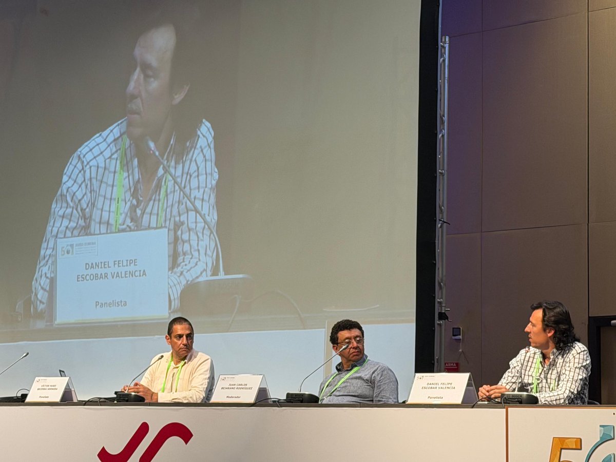 DanielFelipeEV's tweet photo. En las 50 Jornadas Colombianas de Derecho Tributario, Derecho Aduanero y Comercio Exterior lideradas por el ICDT conversamos sobre descentralización y tributación territorial, tres ideas principales del panel : 

• La descentralización en Colombia enfrenta una tensión estructural: autonomía territorial vs legalidad. En tributación, persiste un sistema de potestades derivadas subordinado a un marco legal fragmentado, anacrónico y plano frente a las diferencias territoriales.

• El diseño actual de la tributación territorial ha generado concentración del recaudo en pocos gravámenes, débil correspondencia entre competencias y financiación, alta litigiosidad y escasa adaptación a la economía digital y a las externalidades ambientales y urbanas.

• La profunda heterogeneidad territorial exige normas tributarias diferenciales, acordes con las capacidades administrativas y técnicas de cada entidad territorial. Un diseño asimétrico permitiría modular la autonomía fiscal según capacidades reales, generando mayor seguridad jurídica a contribuyentes y mayor eficiencia en las administraciones tributarias territoriales
