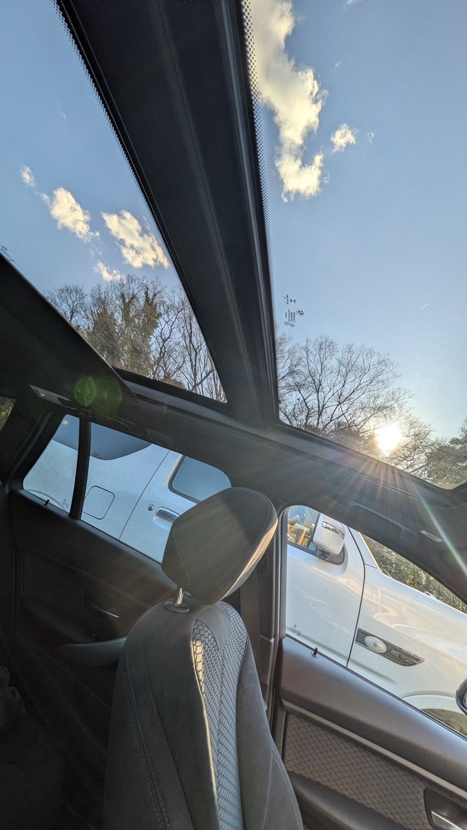 このくそかっこいいリアビュー、純正でそれなりに低くてコーディングで色々いじれちゃうって車高調とホイール変えたら完成しちゃうくらいF31ってベースが良すぎる。
あとパノラマサンルーフは言わずもがな最高