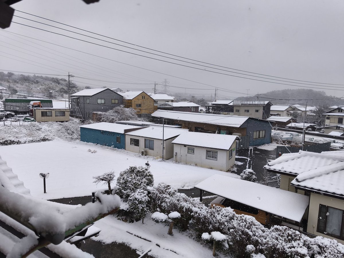heagon3's tweet photo. 横浜も雪❄で寒い https://t.co/jVQ04l1Nqu