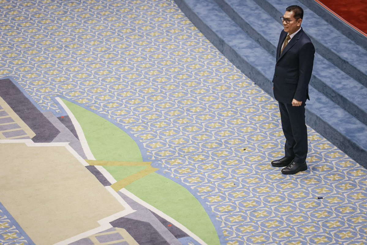 Indonesian parliament abruptly appointed lawmaker Adies Kadir as a Constitutional Court justice, replacing an appointee who had served only five months. He was temporarily suspended over remarks that fueled the national unrest thejakartapost.com/indonesia/2026…